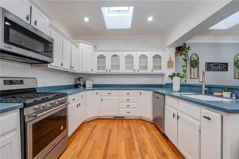 Kitchen - 102 Windsor Dr, Calhoun, GA 30701 photo 3 of 7