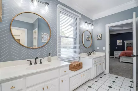 Bath - 102 Windsor Dr, Calhoun, GA 30701 photo 7 of 11