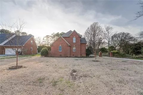 Exterior - 102 Windsor Dr, Calhoun, GA 30701 photo 7 of 9