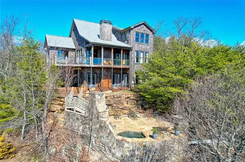 985 Hickory Nut Mountain Rd, Clarkesville, GA 30523