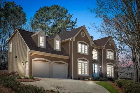 140 Lochland Cir, Roswell, GA 30075