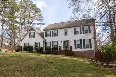 135 Shadow Lake Dr, Lilburn, GA 30047