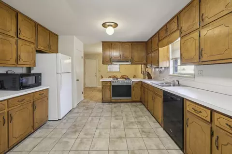 Kitchen - 4297 Chamblee Dunwoody Rd, Chamblee, GA 30341 photo 3 of 4