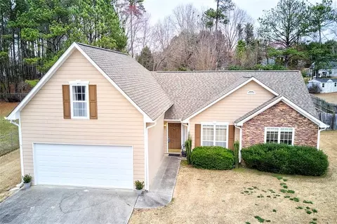 319 Pebblestone Dr, Loganville, GA 30052