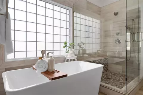 Bath - 10882 Glenleigh Dr, Duluth, GA 30097 photo 3 of 7