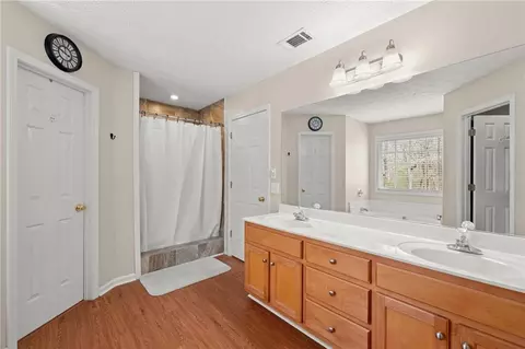 Bath - 145 Kiley Dr, Hoschton, GA 30548 photo 2 of 5