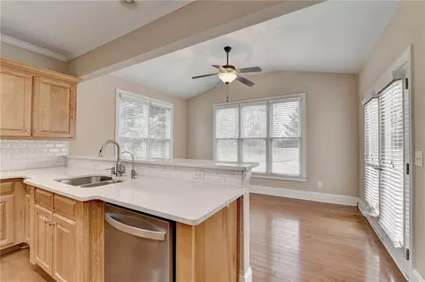 Kitchen - 5560 Viewpoint Ct, Suwanee, GA 30024 photo 9 of 10