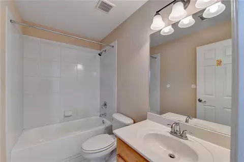 Bath - 5560 Viewpoint Ct, Suwanee, GA 30024 photo 9 of 10