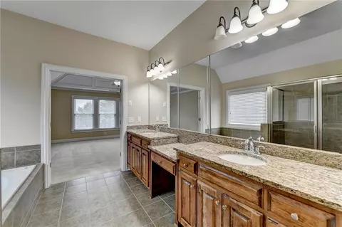 Bath - 5560 Viewpoint Ct, Suwanee, GA 30024 photo 8 of 10