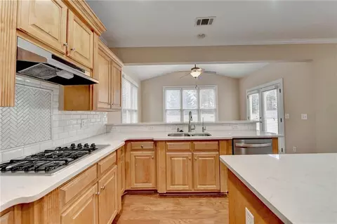 Kitchen - 5560 Viewpoint Ct, Suwanee, GA 30024 photo 5 of 10