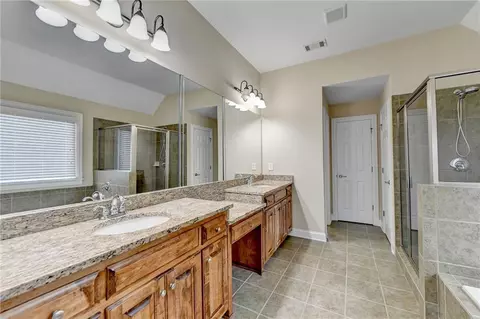 Bath - 5560 Viewpoint Ct, Suwanee, GA 30024 photo 3 of 10