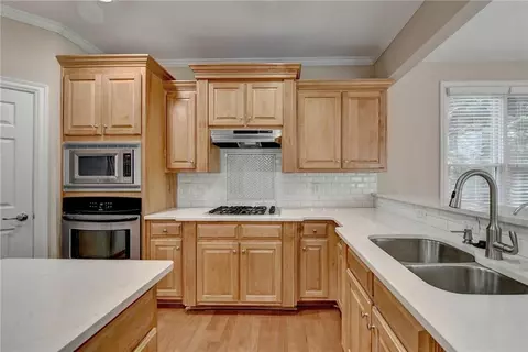 Kitchen - 5560 Viewpoint Ct, Suwanee, GA 30024 photo 6 of 10