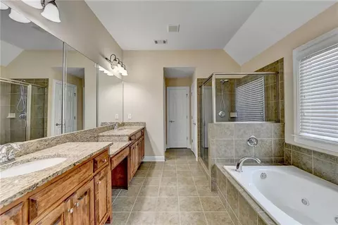 Bath - 5560 Viewpoint Ct, Suwanee, GA 30024 photo 2 of 10