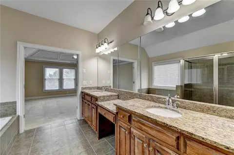 Bath - 5560 Viewpoint Ct, Suwanee, GA 30024 photo 6 of 10