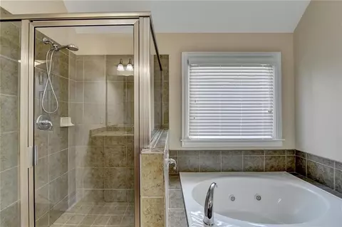 Bath - 5560 Viewpoint Ct, Suwanee, GA 30024 photo 4 of 10