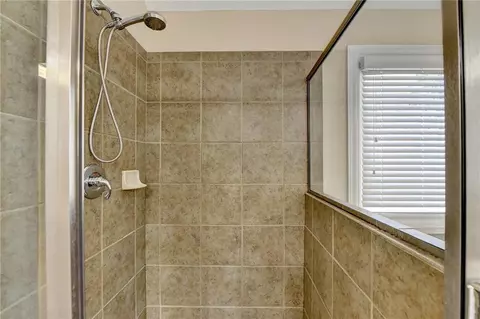 Bath - 5560 Viewpoint Ct, Suwanee, GA 30024 photo 7 of 10