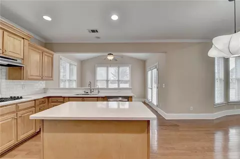 Kitchen - 5560 Viewpoint Ct, Suwanee, GA 30024 photo 4 of 10