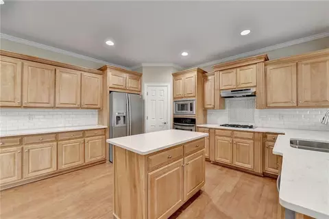 Kitchen - 5560 Viewpoint Ct, Suwanee, GA 30024 photo 8 of 10
