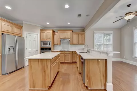 Kitchen - 5560 Viewpoint Ct, Suwanee, GA 30024 photo 7 of 10