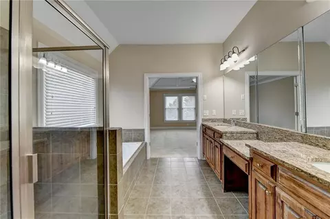 Bath - 5560 Viewpoint Ct, Suwanee, GA 30024 photo 5 of 10