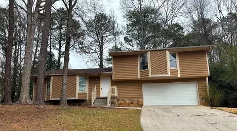 586 Stonehedge Dr, Stone Mountain, GA 30087