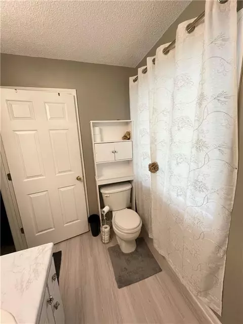 Bath - 108 Moonlight Ct, Jackson, GA 30233 photo 2 of 3
