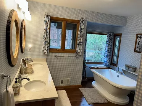 Bath - 358 Wake Robin Dr, Jasper, GA 30143 photo 4 of 6