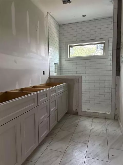 Bath - 2176 Avion Way #12, Chamblee, GA 30341 photo 1 of 2
