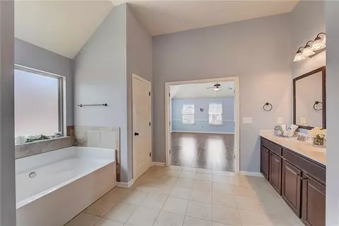 Bath - 623 Besra Dr, Grayson, GA 30017 photo 9 of 13