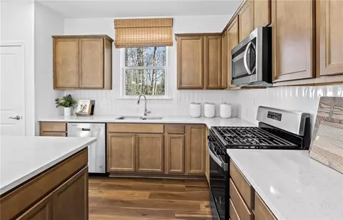 Kitchen - 175 Ohoopee Dr, Griffin, GA 30223 photo 4 of 5