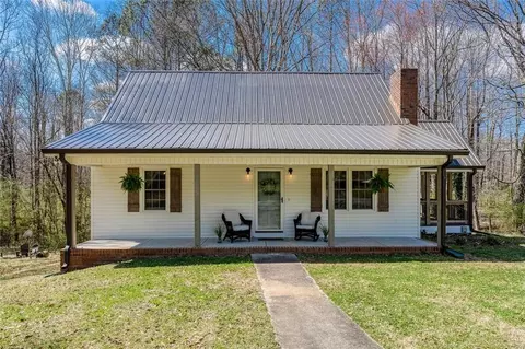 194 E Lake Cir, Canton, GA 30115
