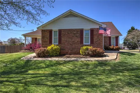 26 Sunrise Dr, Cartersville, GA 30121