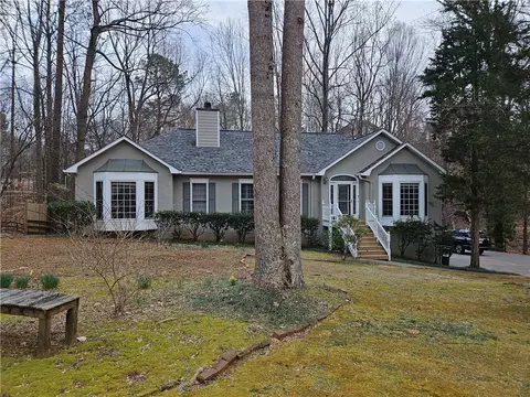 719 Lake Point Dr, Woodstock, GA 30189