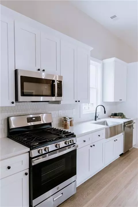 Kitchen - 185 Oak St, Commerce, GA 30529 photo 3 of 9