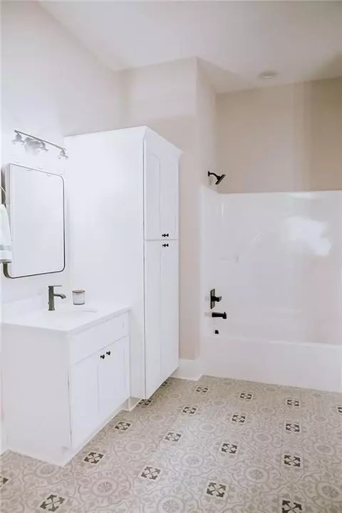 Bath - 185 Oak St, Commerce, GA 30529 photo 13 of 14