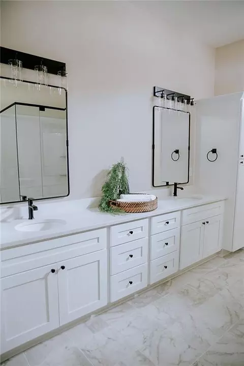 Bath - 185 Oak St, Commerce, GA 30529 photo 2 of 14