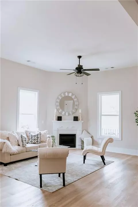 Living - 185 Oak St, Commerce, GA 30529 photo 4 of 5