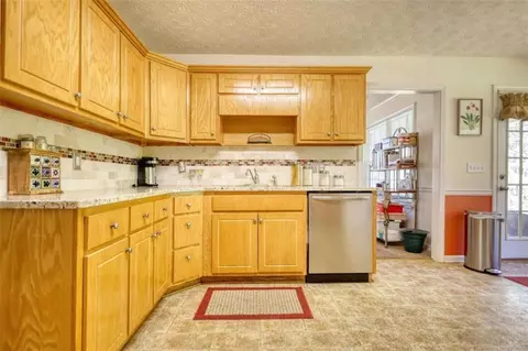 Kitchen - 175 Shadowbrook Trce, Covington, GA 30016 photo 2 of 5