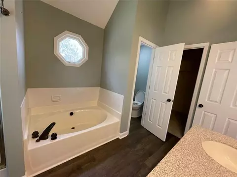 Bath - 322 Harrison Ln, Winder, GA 30680 photo 4 of 5