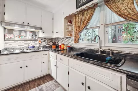 Kitchen - 1029 Highway 36 E, Jackson, GA 30233 photo 3 of 4