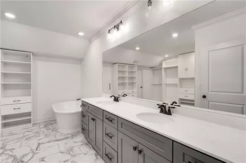 Bath - 407 Lakeview Way, Lagrange, GA 30241 photo 6 of 7