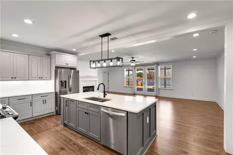 Kitchen - 407 Lakeview Way, Lagrange, GA 30241 photo 8 of 10