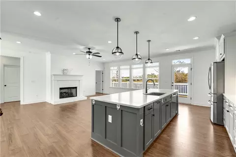 Kitchen - 407 Lakeview Way, Lagrange, GA 30241 photo 5 of 10