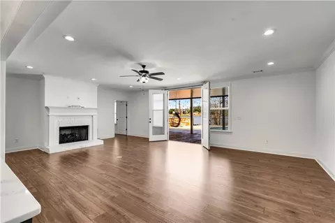Living - 407 Lakeview Way, Lagrange, GA 30241 photo 3 of 4