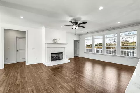Living - 407 Lakeview Way, Lagrange, GA 30241 photo 2 of 4