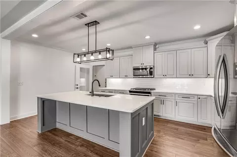 Kitchen - 407 Lakeview Way, Lagrange, GA 30241 photo 9 of 10