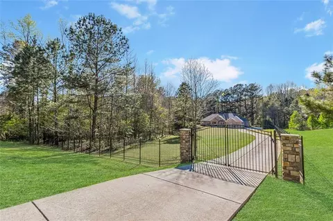 135 Trustin Lake Dr, Fayetteville, GA 30214