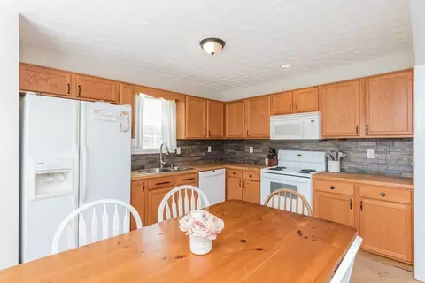 Kitchen - 239 Sunlight Cv, Temple, GA 30179 photo 3 of 4