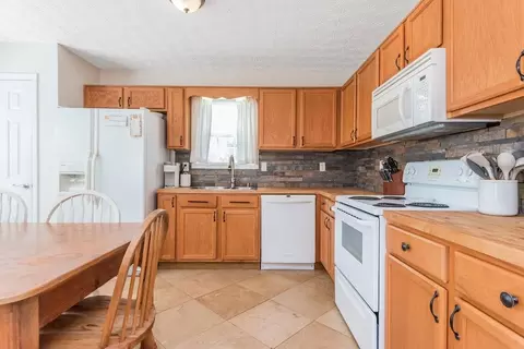 Kitchen - 239 Sunlight Cv, Temple, GA 30179 photo 2 of 4