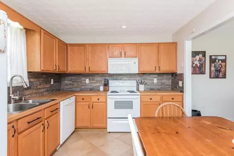 Kitchen - 239 Sunlight Cv, Temple, GA 30179 photo 4 of 4